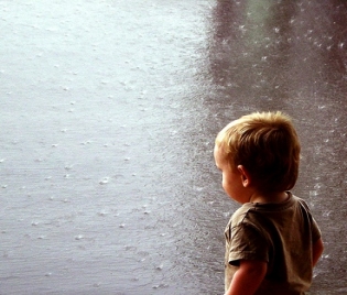 ДНК : Обилните валежи засилват риска от аутизъм? - аутизъм,деца, валежи, дъжд